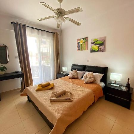 Cozy Poolside Apartment Пафос Екстериор снимка