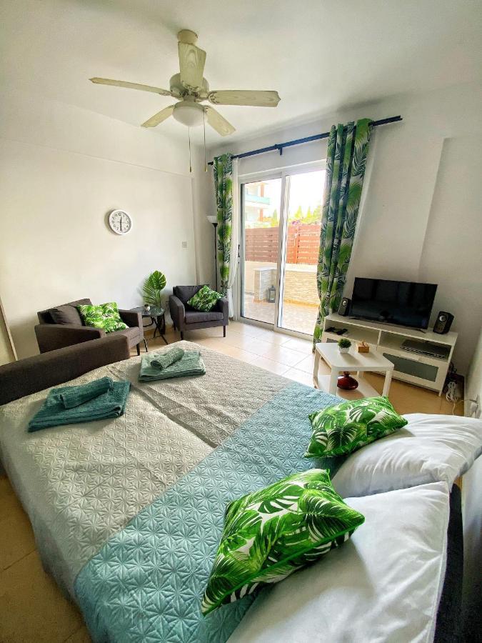 Cozy Poolside Apartment Пафос Екстериор снимка